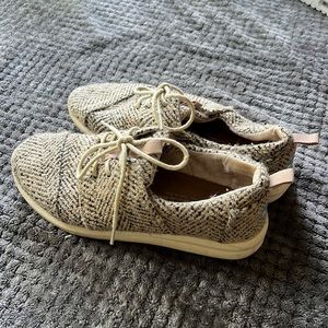 TOMS canvas shoes 7.5